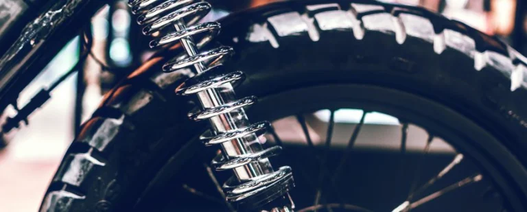 ¿Sabes qué es y para qué sirve la cadena de transmisión de tu moto?