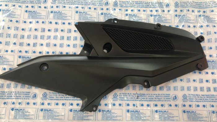 COMPLEMENTO TAPA LATERAL LADO DERECHO BAJAJ PULSAR AS 200/150