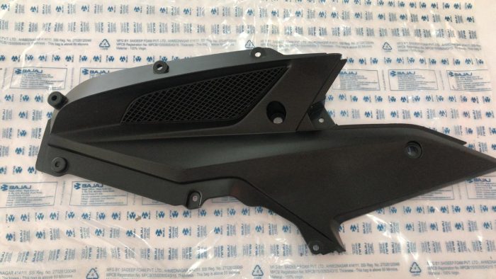 COMPLEMENTO TAPA LATERAL LADO IZQUIERDO BAJAJ PULSAR AS 150/200